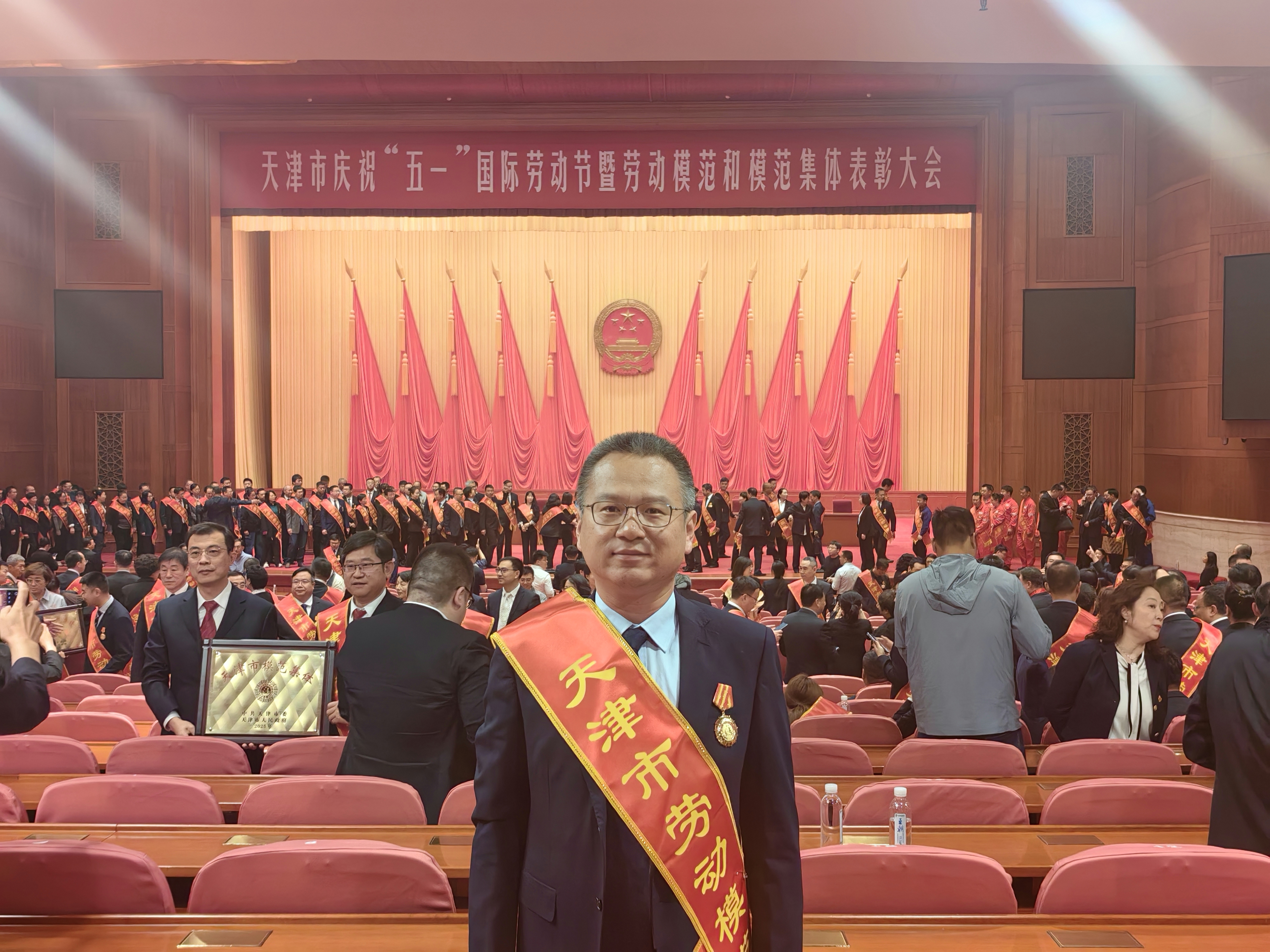 【卓然· 风采】双楫扬帆启新程·匠心闪耀春发人—— 毕燕芳、谢继华荣获劳动模范，彰显榜样力量！